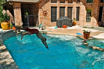 2009-06-14-02 VALE KYLA HALEY SWIM.jpg